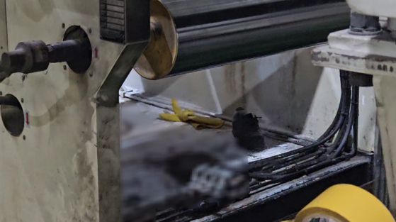 사고가 난 플라스틱 압출기 아래에 A씨가 사용한 것으로 추정되는 고무장갑이 떨어져 있다.