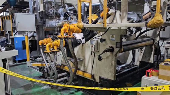 사고가 난 기계 주변에 경찰 통제선이 쳐져 있다.