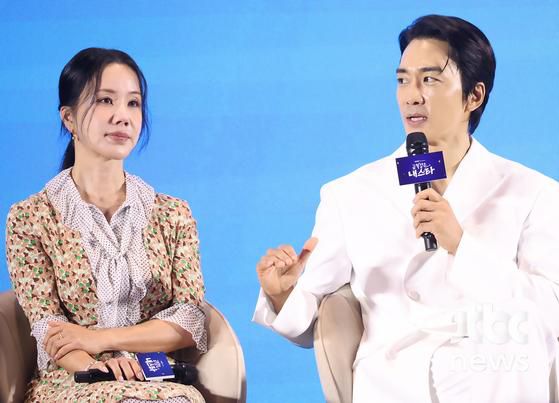 12일 오후 서울 구로구 더 세인트에서 지니 TV 오리지널 '금쪽같은 내 스타' 제작발표회가 열렸다. 최영훈 감독, 배우 엄정화, 송승헌, 이엘, 오대환이 참석했다. 박세완 엔터뉴스팀 기자 park.sewan@jtbc.co.kr