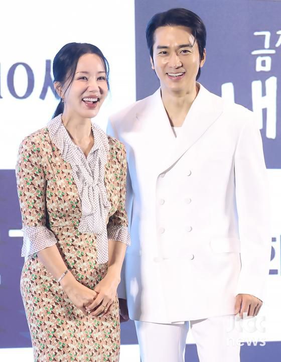 12일 오후 서울 구로구 더 세인트에서 지니 TV 오리지널 '금쪽같은 내 스타' 제작발표회가 열렸다. 최영훈 감독, 배우 엄정화, 송승헌, 이엘, 오대환이 참석했다. 박세완 엔터뉴스팀 기자 park.sewan@jtbc.co.kr