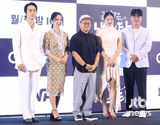 12일 오후 서울 구로구 더 세인트에서 지니 TV 오리지널 '금쪽같은 내 스타' 제작발표회가 열렸다. 최영훈 감독, 배우 엄정화, 송승헌, 이엘, 오대환이 참석했다. 박세완 엔터뉴스팀 기자 park.sewan@jtbc.co.kr