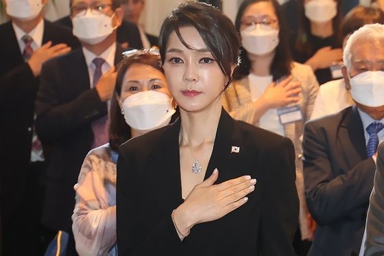 전직 대통령 부인 김건희 씨가 2022년 6월 스페인 순방 당시 착용했던 명품 목걸이. 〈사진=연합뉴스〉