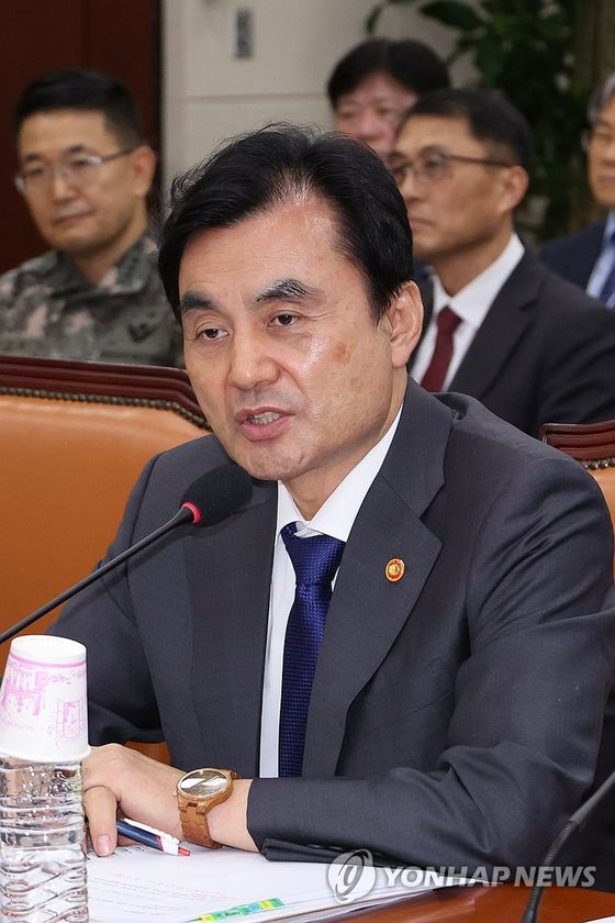 안규백 국방부 장관이 25일 국회 국방위원회 전체회의에서 대북 화해 정책 등 현안과 관련한 위원 질의에 답하고 있다. 〈사진=연합뉴스〉