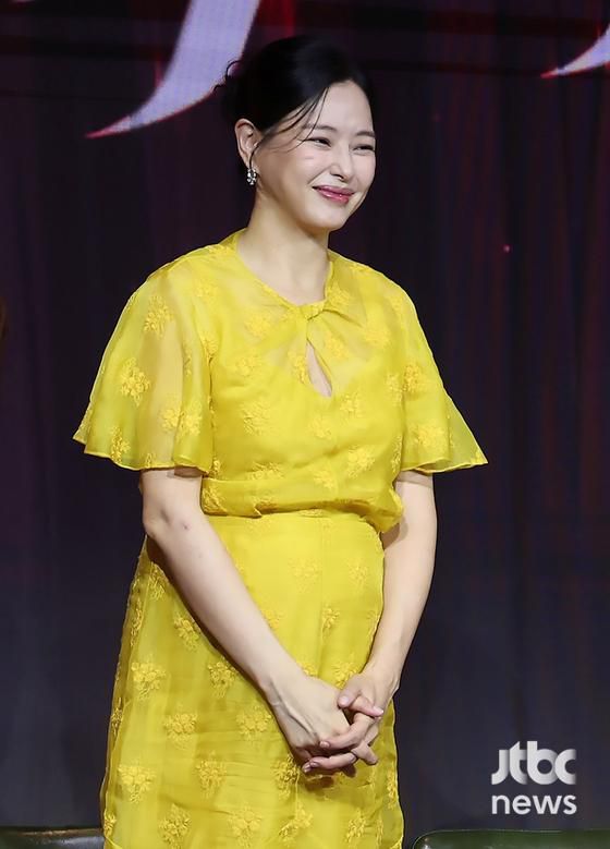 18일 오전 서울 호텔 나루 엠갤러리에서 넷플릭스 시리즈 '애마' 제작발표회가 열린 가운데, 배우 이하늬가 만삭의 몸으로 참석해 작품에 대한 남다른 애정을 확인시켰다. 박세완 엔터뉴스팀 기자 park.sewan@jtbc.co.kr