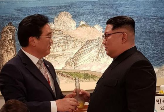 우원식 국회의장(왼쪽)은 2018년 당시 더불어민주당 원내대표 자격으로 남북정상회담 환영 만찬에 참여해 김정은 북한 위원장을 만났었다. 2018년 4월 27일 우 의장 페이스북에 게시된 사진.〈사진=우원식 국회의장 페이스북 캡처〉