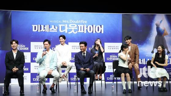 2일 오후 서울 이화여자대학교 삼성홀에서 뮤지컬 '미세스 다웃파이어' 제작발표회가 열렸다. 배우 황정민, 정성화, 정상훈, 박혜나, 린아, 이지훈, 김다현, 김태희, 설가은이 참석했다.박세완 엔터뉴스팀 기자 park.sewan@jtbc.co.kr