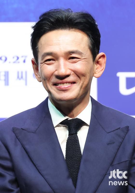 2일 오후 서울 이화여자대학교 삼성홀에서 뮤지컬 '미세스 다웃파이어' 제작발표회가 열렸다. 배우 황정민, 정성화, 정상훈, 박혜나, 린아, 이지훈, 김다현, 김태희, 설가은이 참석했다.박세완 엔터뉴스팀 기자 park.sewan@jtbc.co.kr