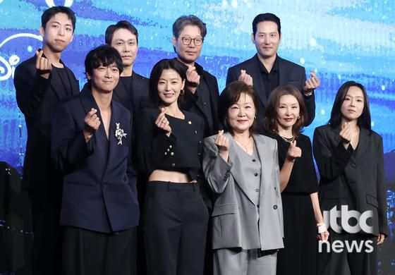 2일 오전 서울 포시즌스 호텔에서 디즈니+ 오리지널 시리즈 '북극성' 제작발표회가 열렸다. 허명행, 김희원 감독, 배우 강동원, 전지현, 이미숙, 박해준, 유재명, 오정세, 이상희, 주종혁, 김해숙이 참석했다. 박세완 엔터뉴스팀 기자 park.sewan@jtbc.co.kr