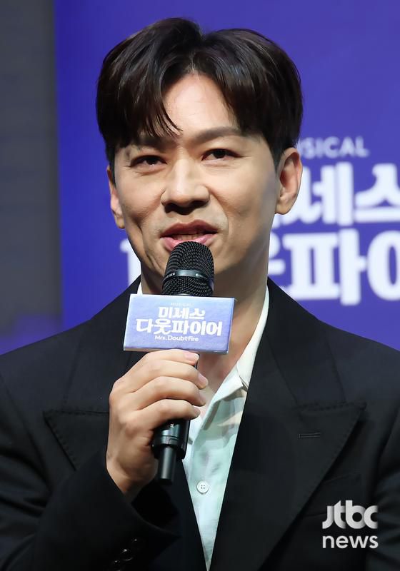 2일 오후 서울 이화여자대학교 삼성홀에서 뮤지컬 '미세스 다웃파이어' 제작발표회가 열렸다. 배우 황정민, 정성화, 정상훈, 박혜나, 린아, 이지훈, 김다현, 김태희, 설가은이 참석했다.박세완 엔터뉴스팀 기자 park.sewan@jtbc.co.kr