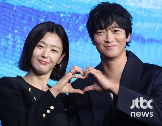 2일 오전 서울 포시즌스 호텔에서 디즈니+ 오리지널 시리즈 '북극성' 제작발표회가 열렸다. 허명행, 김희원 감독, 배우 강동원, 전지현, 이미숙, 박해준, 유재명, 오정세, 이상희, 주종혁, 김해숙이 참석했다. 박세완 엔터뉴스팀 기자 park.sewan@jtbc.co.kr