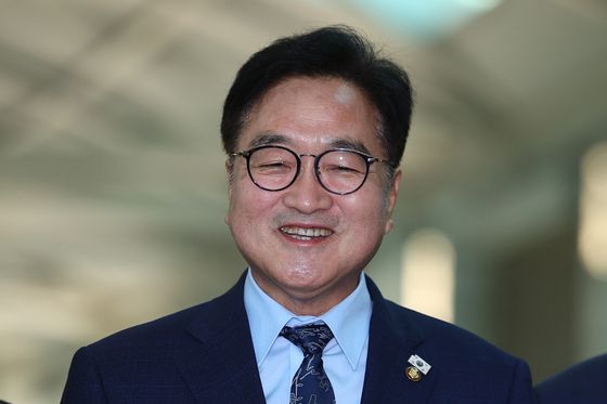 우원식 국회의장이 지난 2일 중국 베이징에서 열리는 '항일전쟁 및 세계 반파시스트 전쟁 승전(전승절) 80주년 열병식'에 참석하기 위해 인천국제공항 제1여객터미널로 출국하기 전 취재진에 입장을 밝히며 웃고 있는 모습. 〈사진=연합뉴스〉