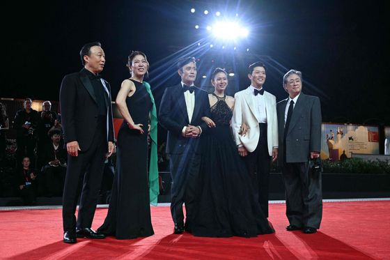 제82회 베니스국제영화제 경쟁 부문에 초청 된 영화 '어쩔수가없다(박찬욱 감독)' 〈사진=AFP·연합뉴스〉