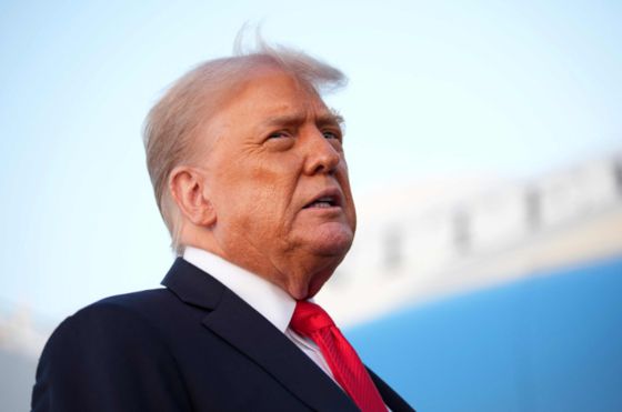 현지시간 7일 US오픈 테니스대회 남자 결승전 관람을 위해 뉴욕을 방문하고서 워싱턴DC 인근의 앤드루스 합동기지로 돌아온 뒤 취재진과 만난 자리에서 이번 한국인 단속 사태에 대해 발언하는 도널드 트럼프 미국 대통령. 〈사진=AFP·연합뉴스〉