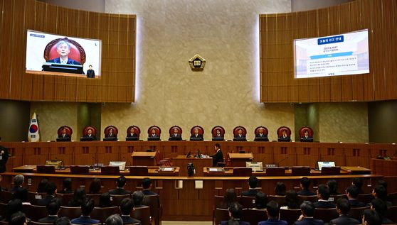 조희대 대법원장을 비롯한 대법관들이 지난 5월 1일 서울 서초구 대법원에서 더불어민주당 이재명 당시 대선 후보의 공직선거법 위반 사건 상고심 선고를 위해 참석해 있는 모습. 〈사진=공동취재단〉