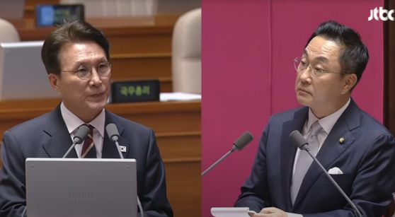 15일 국회 대정부질문에서 박성준 더불어민주당 의원(오른쪽) 질문에 답하는 김민석 국무총리(왼쪽). 〈사진=JTBC 유튜브 라이브〉