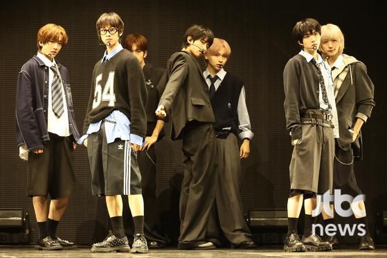 수록곡 'STEP IT UP' 무대