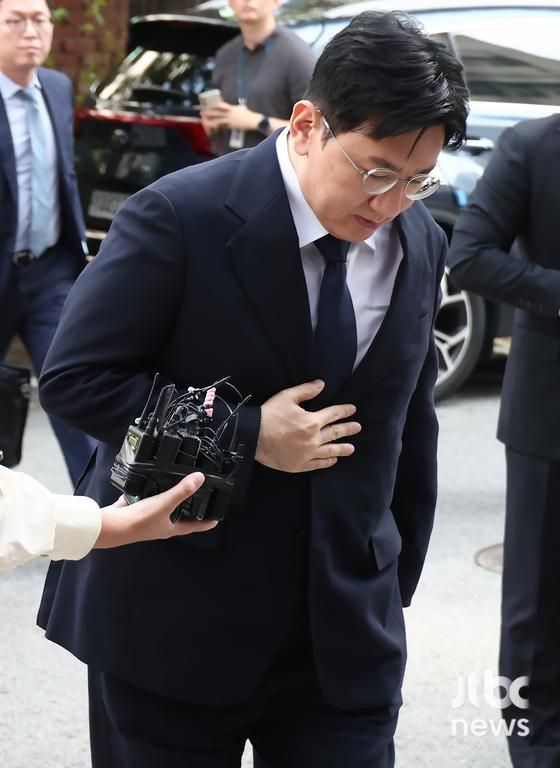 방시혁 하이브 의장이 15일 오전 서울 마포구 서울경찰청 광역수사단 금융범죄수사대에서 조사를 받기 위해 출석하고 있다. 박세완 엔터뉴스팀 기자 park.sewan@jtbc.co.kr