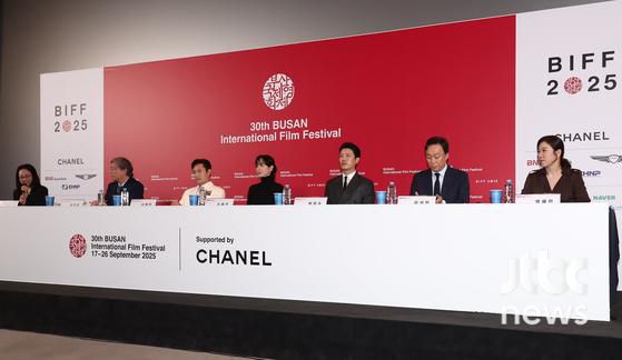 17일 오후 부산 해운대구 우동 영화의 전당 중극장에서 영화 '어쩔수가없다' 기자간담회가 열렸다. 박찬욱 감독, 배우 이병헌, 손예진, 박희순, 이성민, 염혜란이 참석했다. 부산=박세완 엔터뉴스팀 기자 park.sewan@jtbc.co.kr