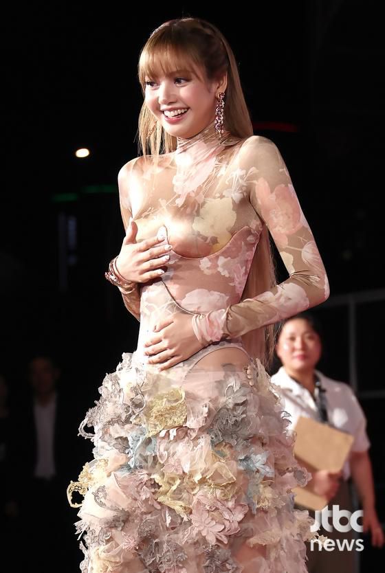 17일 오후 부산 해운대구 우동 영화의 전당에서 30회 부산국제영화제(BIFF) 개막식이 열렸다. 그룹 블랙핑크 리사가 참석해 포즈를 취하고 있다. 부산=박세완 엔터뉴스팀 기자 park.sewan@jtbc.co.kr