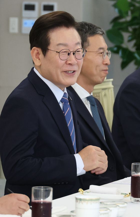 이재명 대통령이 18일 증권사 리서치센터장들과 오찬 간담회 중 발언하는 모습. 〈사진=연합뉴스〉