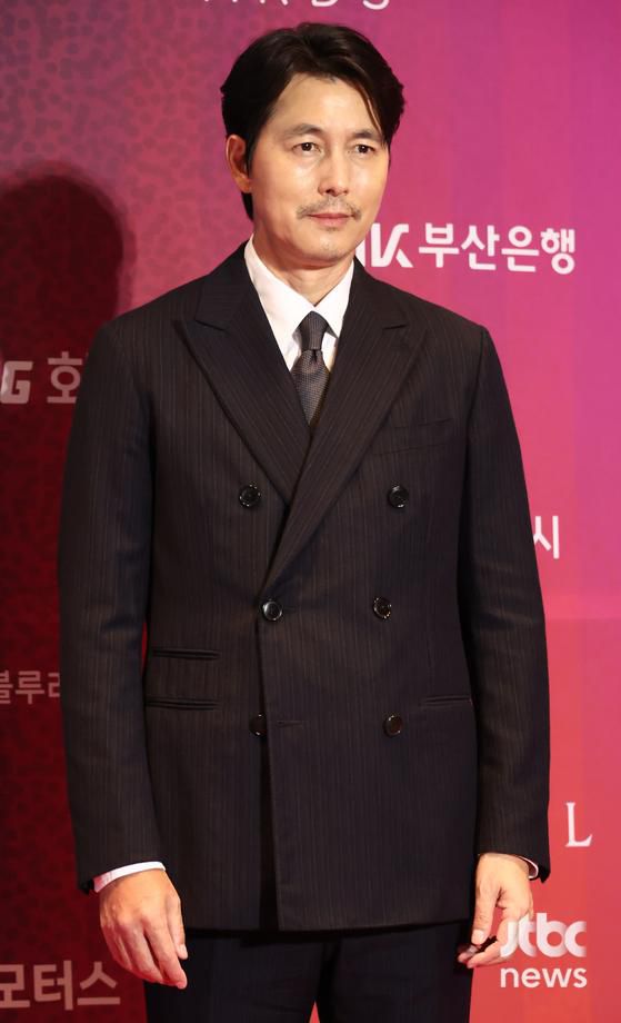 18일 오후 부산 해운대구 중동 시그니엘에서 2025 부일영화상 핸드프린팅 행사가 열렸다. 배우 정우성, 김금순, 이준혁, 임지연, 신혜선, 정수정, 김영성이 참석했다. 부산=박세완 엔터뉴스팀 기자 park.sewan@jtbc.co.kr