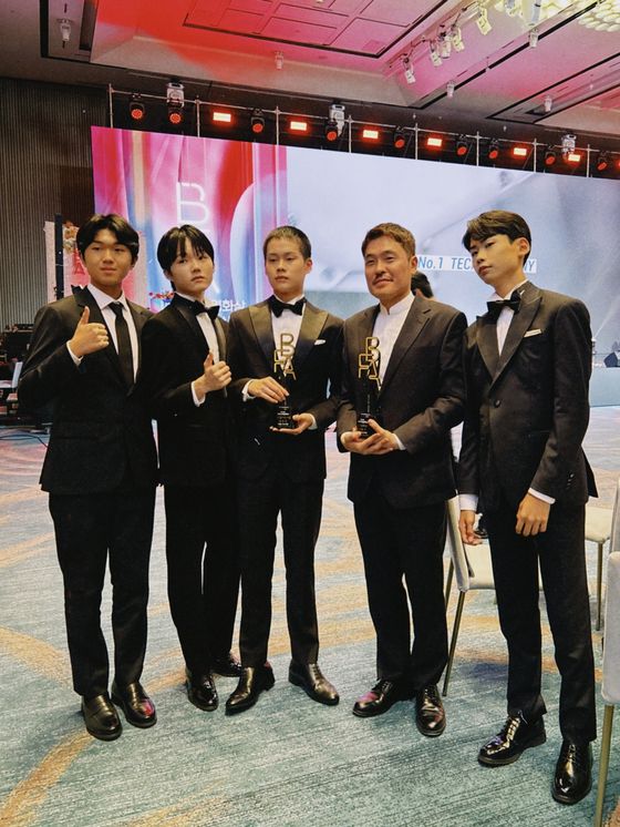 영화 '여름이 지나가면' 장병기 감독과 배우 최현진이 제34회 부일영화상에서 각각 신인감독상, 신인남자연기상을 수상하면서 작품 통산 2관왕에 올랐다. 함께 출연한 배우 이재준 최우록 정준도 시상식에 함께 참석해 축하와 기쁨을 나눴다.