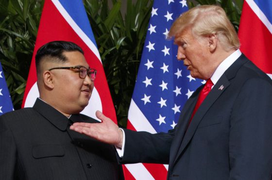 지난 2018년 6월, 싱가포르 북미정상회담 당시 도널드 트럼프 미국 대통령(오른쪽)과 김정은 북한 국무위원장(왼쪽). 〈사진=AP·연합뉴스〉