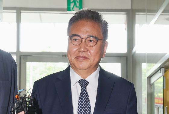 박진 전 외교부 장관이 23일 서울 서초구 이명현 순직해병 특별검사팀 사무실에 참고인 자격으로 조사를 받기 위해 출석하고 있다. 〈사진=연합뉴스〉