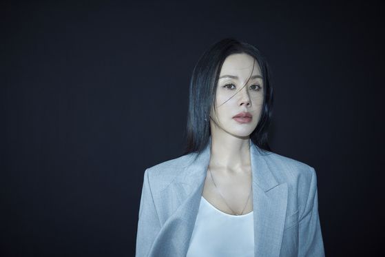 배우 엄정화. 에일리언컴퍼니 제공.