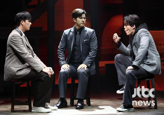 배우 윤소호, 김건우가 30일 오후 서울 종로구 NOL 유니플렉스에서 열린 뮤지컬 '아몬드' 프레스콜 무대에 올라 열연을 펼치고 있다. 박세완 엔터뉴스팀 기자 park.sewan@jtbc.co.kr