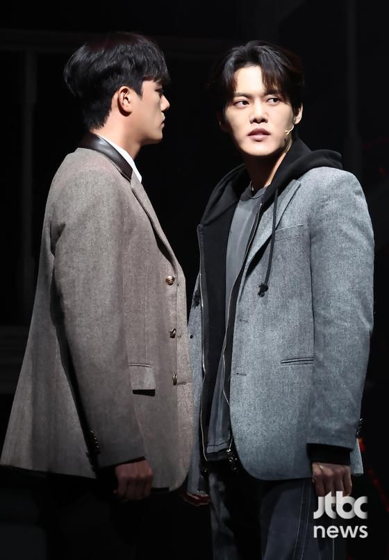 배우 윤소호, 김건우가 30일 오후 서울 종로구 NOL 유니플렉스에서 열린 뮤지컬 '아몬드' 프레스콜 무대에 올라 열연을 펼치고 있다. 박세완 엔터뉴스팀 기자 park.sewan@jtbc.co.kr