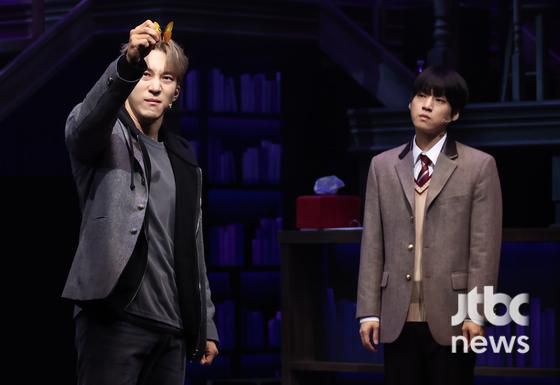 배우 김리현, 조환지가 30일 오후 서울 종로구 NOL 유니플렉스에서 열린 뮤지컬 '아몬드' 프레스콜 무대에 올라 열연을 펼치고 있다. 박세완 엔터뉴스팀 기자 park.sewan@jtbc.co.kr