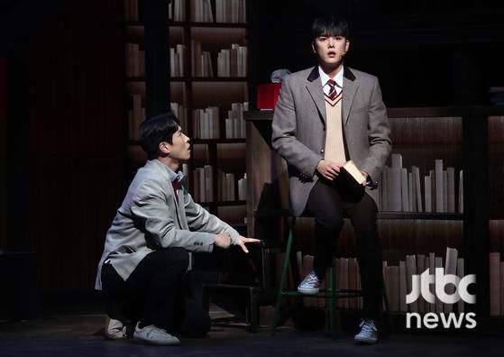 배우 윤소호, 홍산하, 이형훈이 30일 오후 서울 종로구 NOL 유니플렉스에서 열린 뮤지컬 '아몬드' 프레스콜 무대에 올라 열연을 펼치고 있다. 박세완 엔터뉴스팀 기자 park.sewan@jtbc.co.kr