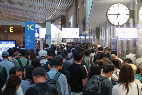 인천 영종도 제2여객터미널 인천국제공항 출국장에서 시민들이 줄을 서고 있다. 〈사진=연합뉴스〉