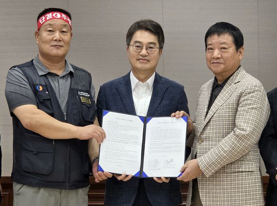 1일 오전 경기 수원시 경기지방노동위원회에서 열린 경기도버스노조협의회와 경기도버스운송사업조합의 최종 조정회의에서 임금협상을 타결한 노사 양측이 김동연 경기도지사와 기념촬영을 하고 있다. 〈사진=연합뉴스〉