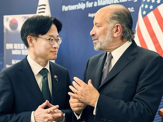 김정관 산업통상자원부 장관이 현지시간 지난 8월 25일 한미 제조업 파트너십 양해각서(MOU) 체결식에서 하워드 러트닉 미국 상무부 장관과 대화하고 있다. 〈사진=산업통상자원부〉