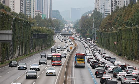추석 연휴 첫날인 지난 3일 경부고속도로 서울 잠원나들목 인근 하행선이 정체를 빚고 있다. 〈사진=연합뉴스〉