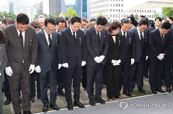 국민의힘 장동혁 대표, 송언석 원내대표 등 의원들이 13일 서울 여의도 국회 정문 인근에 민중기 특별검사팀의 소환 조사를 받은 뒤 숨진 채 발견된 경기 양평군 공무원 A씨를 추모하기 위해 설치한 분향소에서 묵념하고 있다. 〈사진=연합뉴스〉