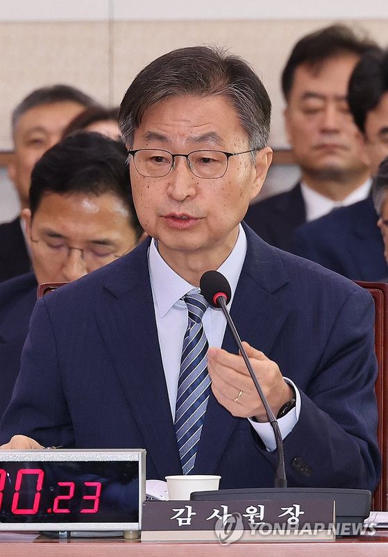 최재해 감사원장이 16일 서울 여의도 국회에서 열린 감사원 등에 대한 법제사법위원회 국정감사에서 의원 질의에 답하고 있다. 〈사진=연합뉴스〉