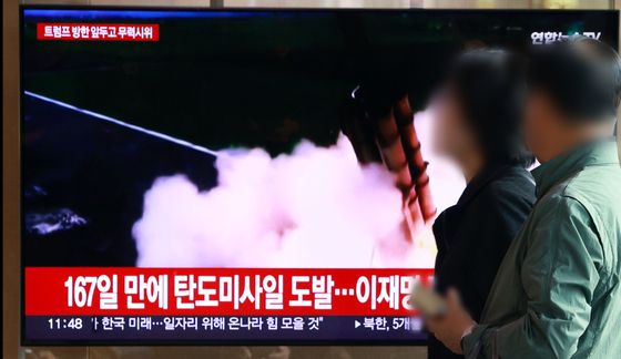 합동참모본부에 따르면 북한은 22일 동해상으로 미상의 탄도미사일을 쐈다. 이날 서울 중구 서울역에서 관련 뉴스를 시청하는 시민들. 〈사진=연합뉴스〉