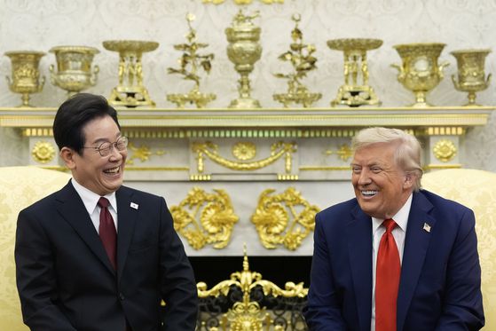 지난 8월 25일 이재명 대통령(왼쪽)과 도널드 트럼프 미국 대통령의 첫 정상회담 장면. 〈사진=AP 연합뉴스〉