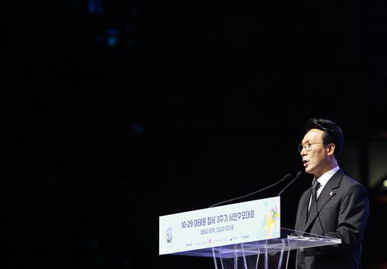 김민석 국무총리가 25일 서울시청 광장에서 열린 이태원 참사 3주기 시민추모대회에서 추도사를 하고 있다. 〈연합뉴스〉