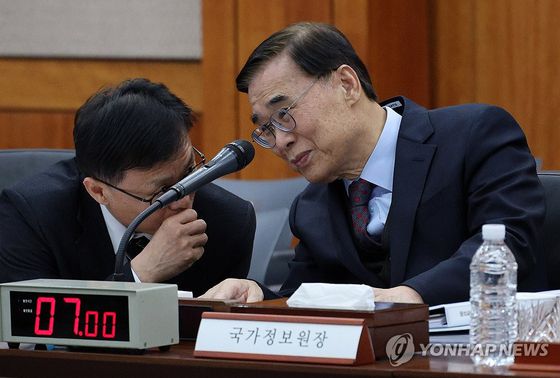 이종석 국가정보원장과 이동수 1차장이 4일 서울 서초구 국가정보원에서 열린 2025년도 국정감사에 앞서 대화하고 있다. 〈사진=연합뉴스〉