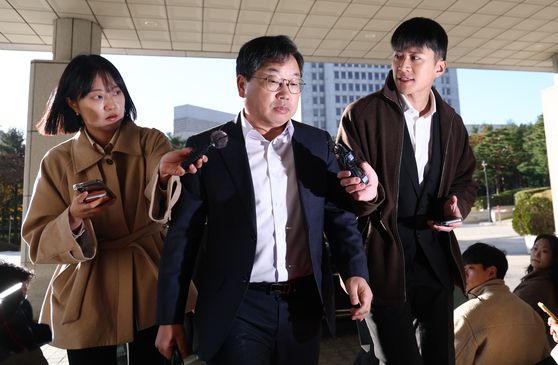 노만석 검찰총장 직무대행이 지난 10일 서울 대검찰청으로 출근하며 취재진의 질문을 받고 있는 모습. 〈사진=연합뉴스〉