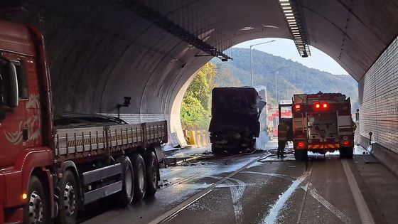중부내륙선 고령2터널서 추돌사고. 〈사진=경북소방본부〉