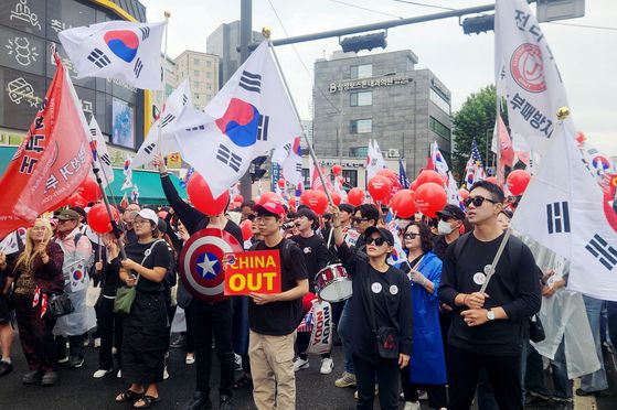 지난 10월 열린 시위 장면. 자유대학과 부정선거방지대 등 단체 회원들이 동대문역에서 광화문 방면으로 행진하며 반중 구호를 외치고 있다. 〈사진=연합뉴스〉