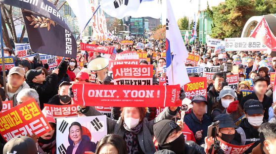 지난 1일 인천 미추홀구 주안역 앞에서 열린 국민의힘 민생회복 법치수호 국민대회. 지지자 및 당원들이 손팻말을 들고 구호를 외치고 있다. 〈사진=연합뉴스〉