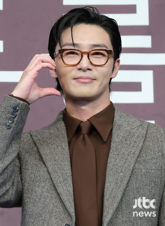 4일 오후 서울 더링크서울 트리뷰트 포트폴리오 호텔에서 JTBC 새 토일극 '경도를 기다리며' 제작발표회가 열렸다. 임현욱 연출, 배우 박서준, 원지안이 참석했다. 박세완 엔터뉴스팀 기자 park.sewan@jtbc.co.kr