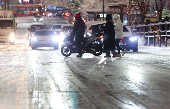 4일 서울 마포구 홍대 인근에서 제설작업이 완료되지 않은 도로가 얼어있다. 〈사진=연합뉴스〉