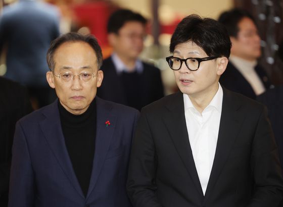 추경호 국민의힘 의원(왼쪽), 한동훈 전 국민의힘 대표. 〈사진=연합뉴스〉